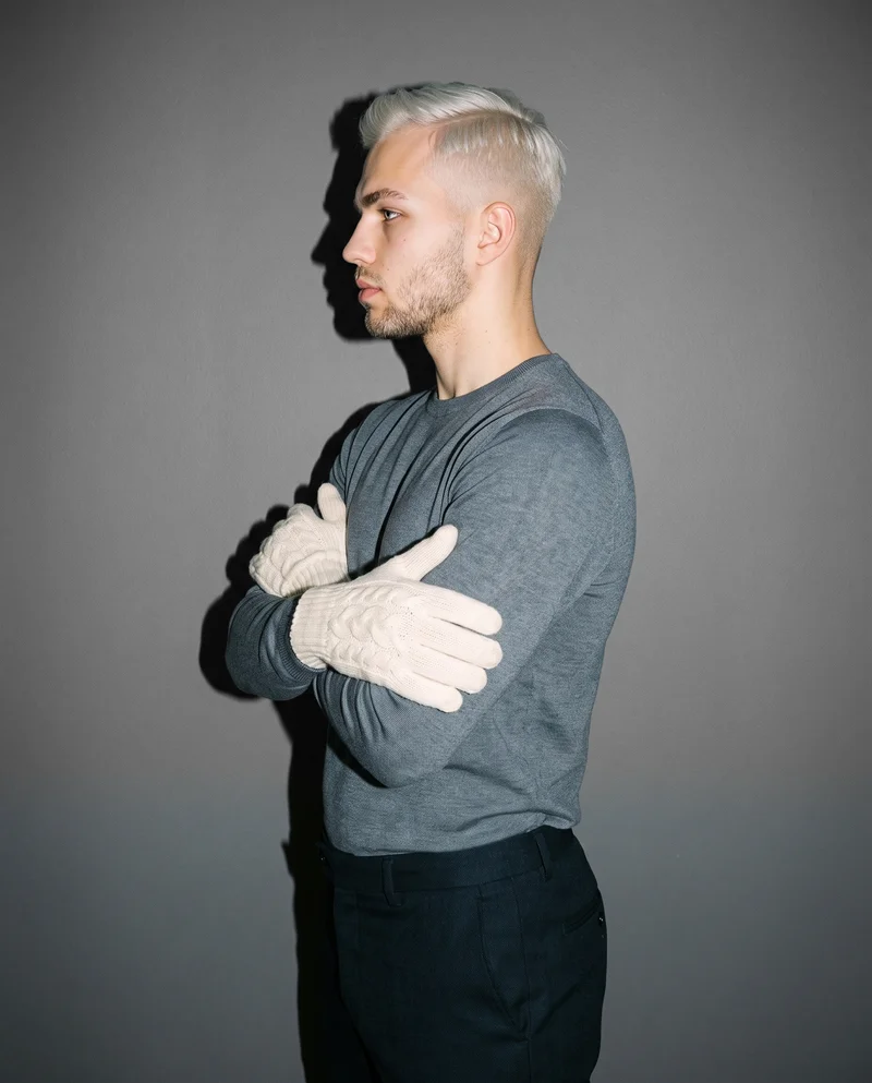 Men's Cream Cable-Knit Gloves, Upper body at Side, Flash Editorial lighting