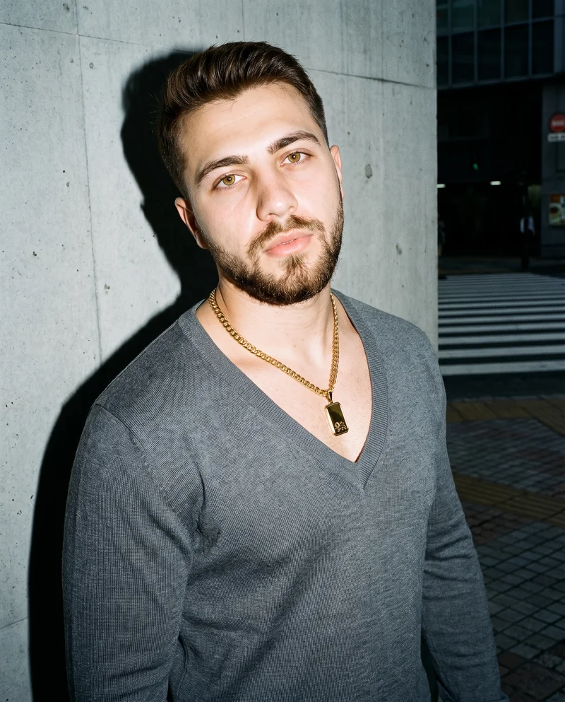 Men's Gold Pendant Necklace, Upper body at Three-quarter, Flash Editorial lighting