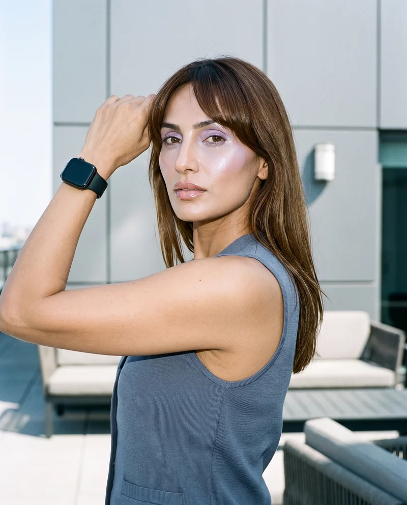 Women's Black Smartwatch, Upper body at Side, Clean Catalog lighting