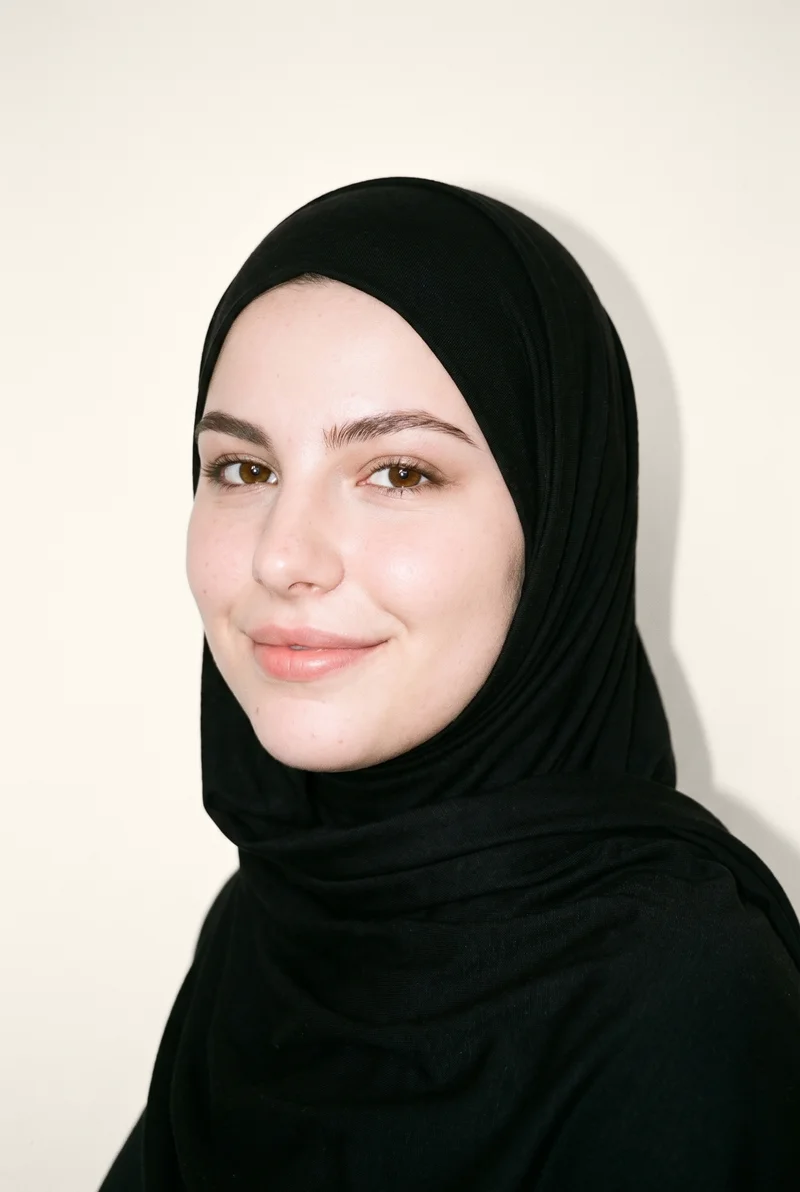 Black Jersey Hijab, Head at Three-quarter, Natural E-Commerce lighting
