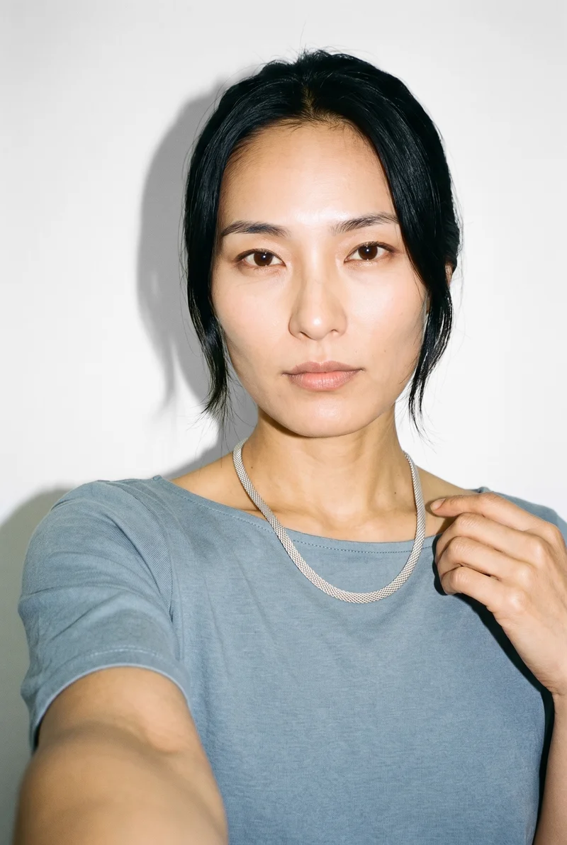 Silver Choker, Selfie at Front, Natural E-Commerce lighting