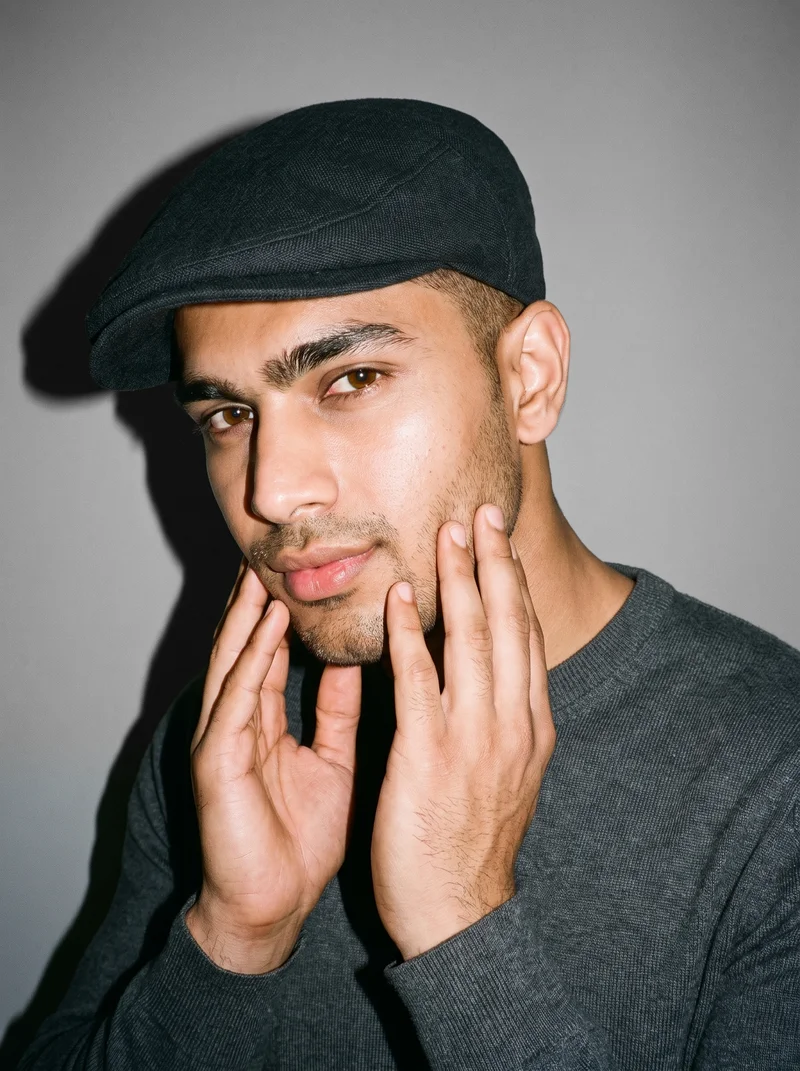 Men's Black Flat Cap, Bust at Three-quarter, Flash Editorial lighting